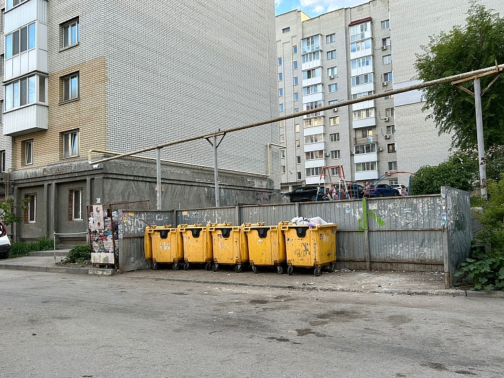 Коммунальные службы города продолжают 
уборку территорий, прилегающих к контейнерным площадкам