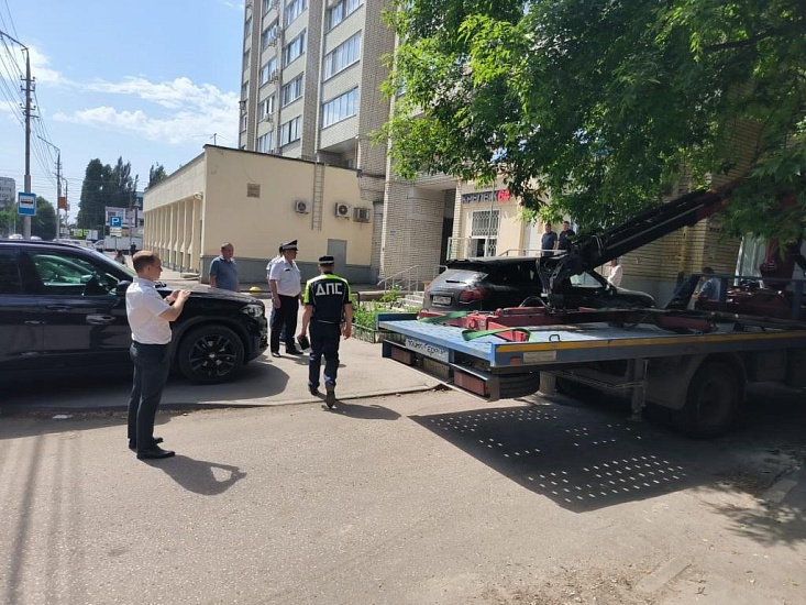 Представители комитета муниципального 
контроля обследовали территорию города на предмет несанкционированной парковки транспортных средств
