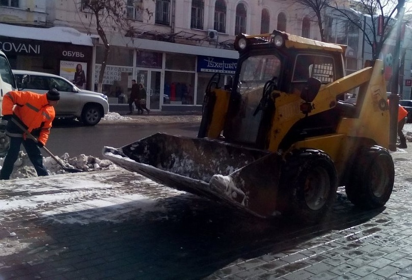 В центре Саратова работает спецтехника