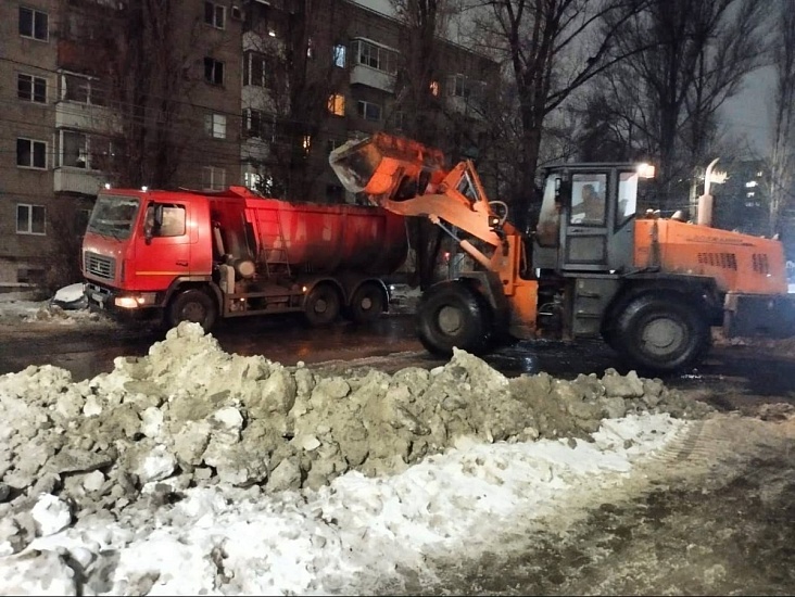 Минувшей ночью городские дорожные службы продолжали выполнять уборку города