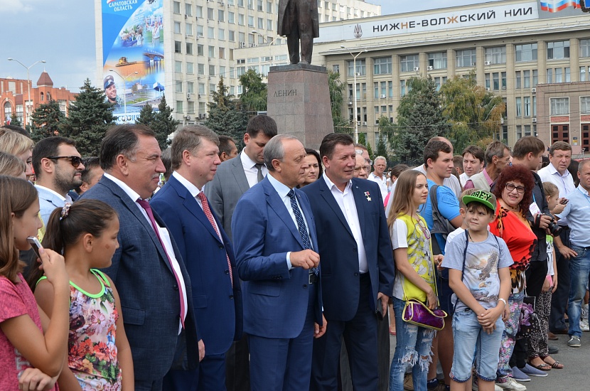 На Театральной площади открылся фестиваль 
«Саратовский калач»