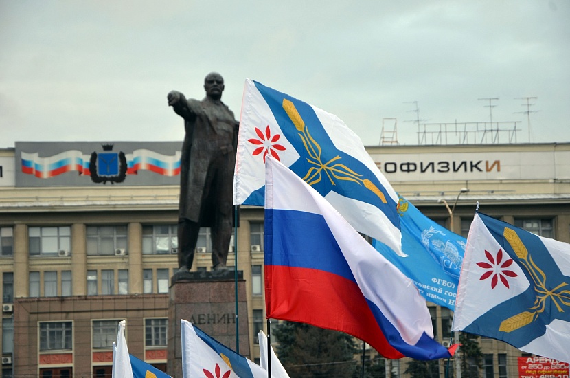 На Театральной площади состоялся торжественный 
митинг, посвященный Дню народного единства