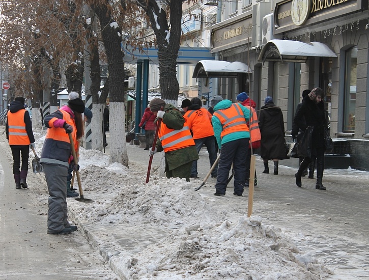 В центре Саратова организована круглосуточная 
уборка снега