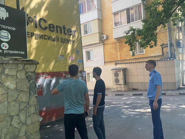 Сотрудники администрации Ленинского района 
продолжают осматривать состояние входных групп торговых объектов и предприятий
