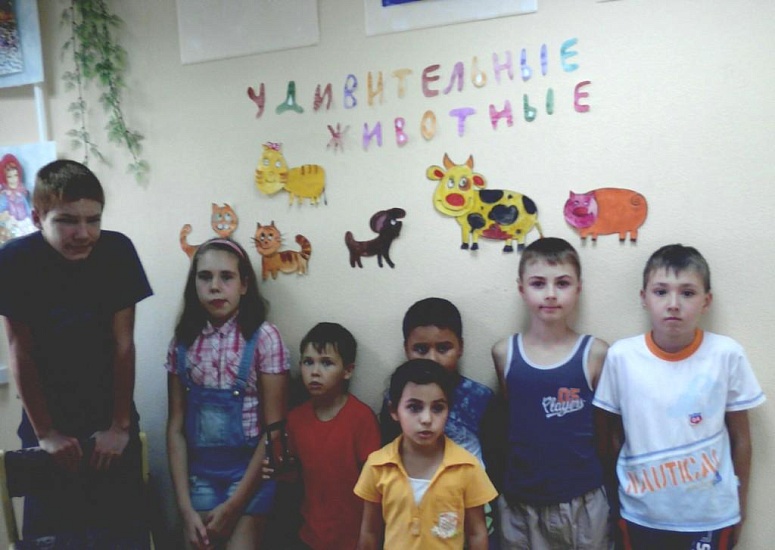 В подростковом клубе «Акварель» ребята 
рисовали животных будущего