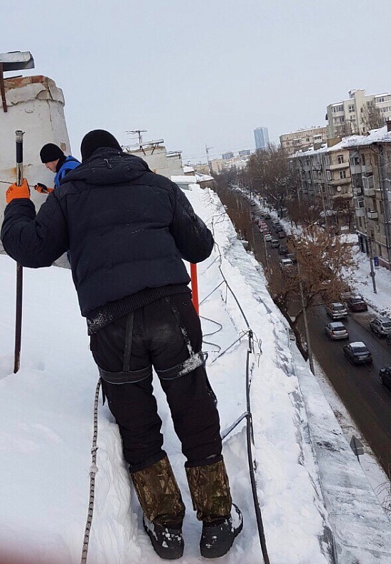 Продолжается очистка крыш жилых домов