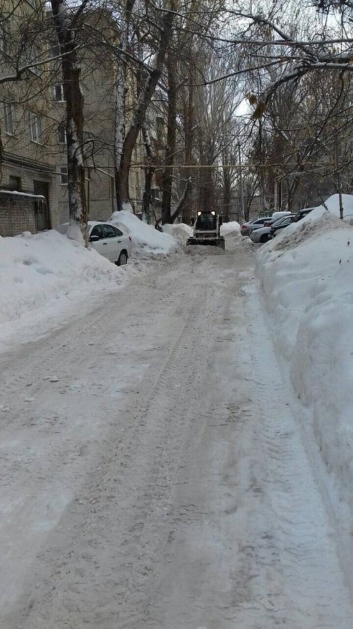 В Заводском районе продолжается уборка 
снега с проезжей части и крыш домов