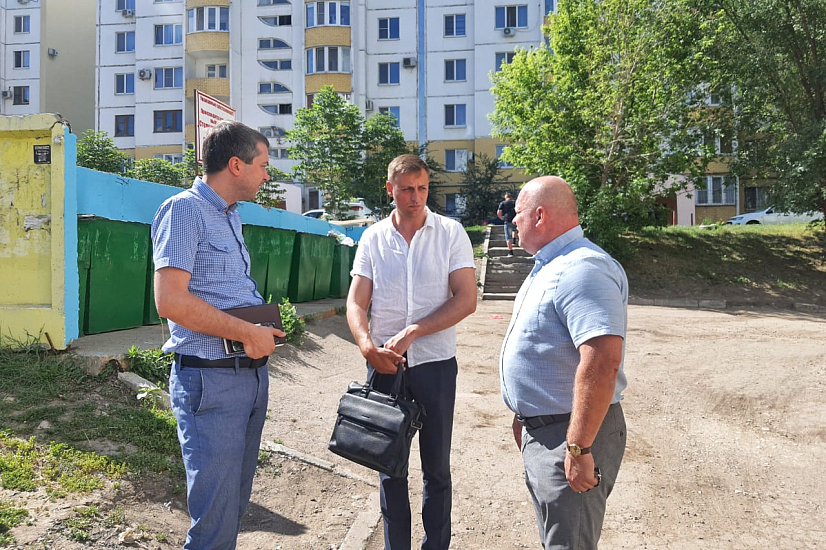 Продолжается выявление и пресечение фактов 
парковки на зеленой зоне