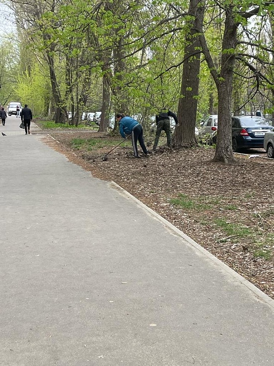 Продолжаются работы по уборке дворовых 
территорий, расположенных в Кировском районе