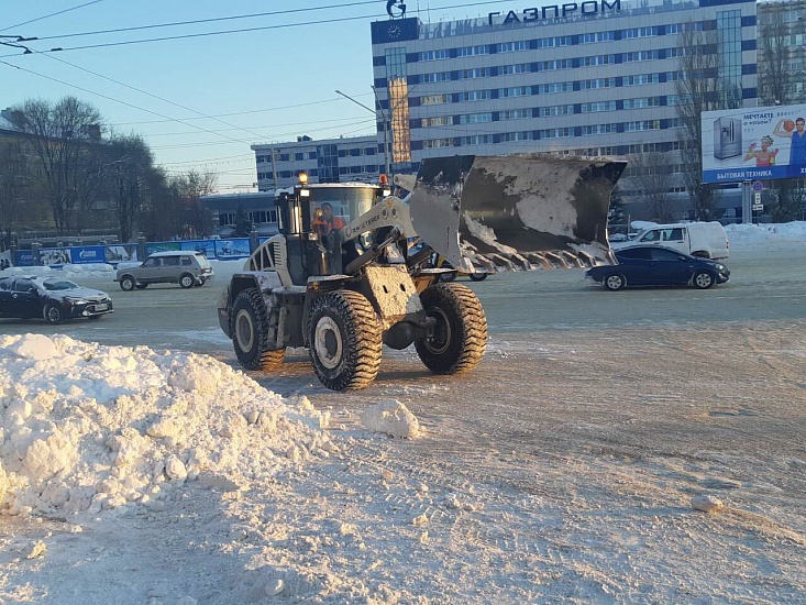 Ленинский район продолжают освобождать 
от снежного плена