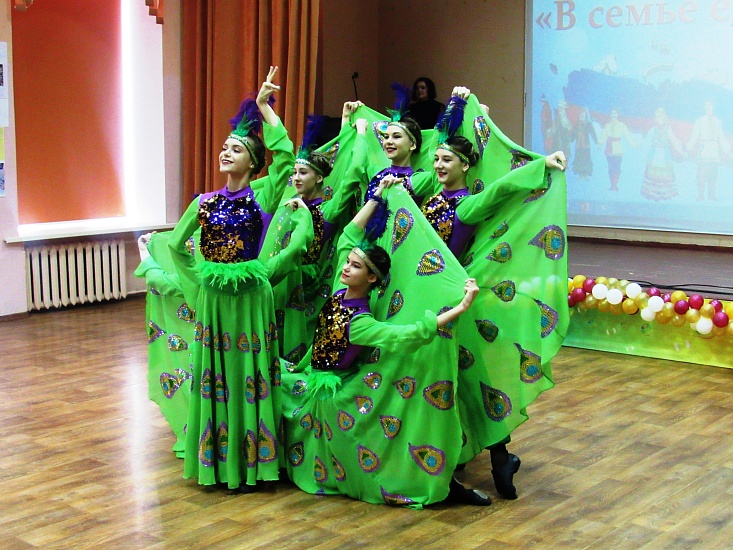 В Октябрьском районе состоялся фестиваль 
«В семье единой!»
