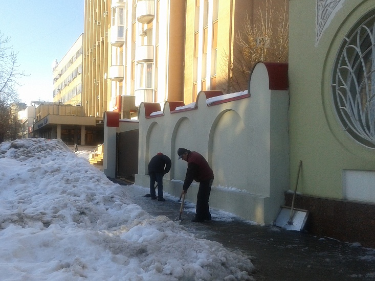 И днем и ночью проходит уборка территории 
Волжского района