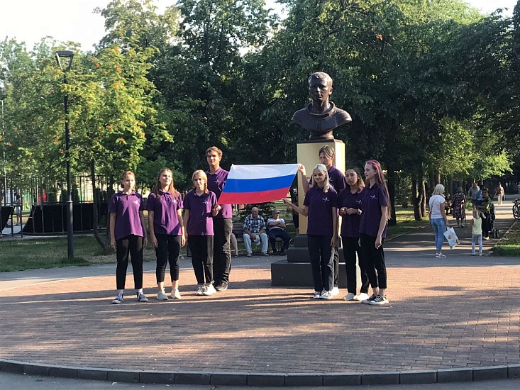 В Заводском районе прошли праздничные 
мероприятия, посвященные Дню Государственного флага