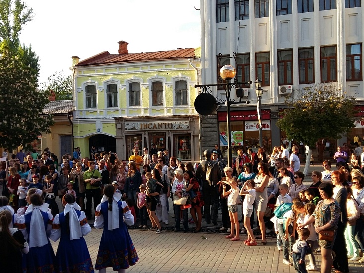 На проспекте Кирова провели театрализованную 
программу «Салют, Победа!