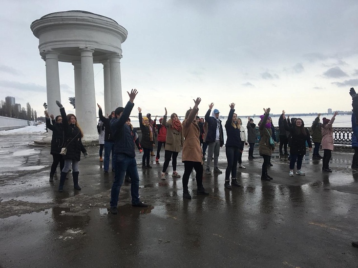 В рамках фестиваля «Крымская весна» в Саратове 
состоялся танцевальный флешмоб