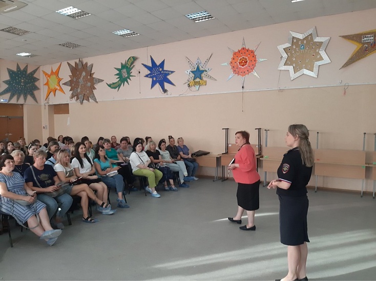 Сотрудники Госавтоинспекции приняли участие 
в родительских собраниях в образовательных учреждениях города Саратова