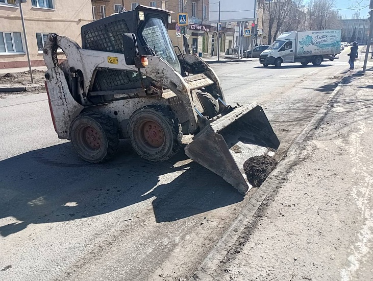 Коммунальными службами в круглосуточном 
режиме проводятся мероприятия по уборке города