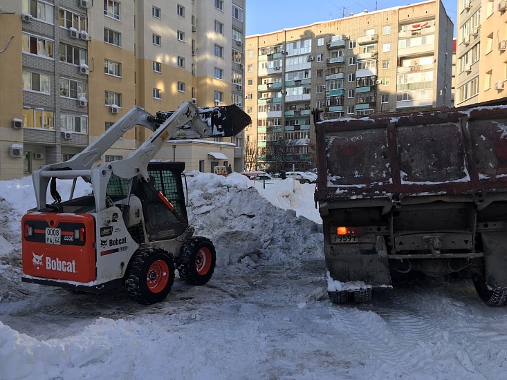 В центре города во Фрунзенском районе продолжается 
уборка территории