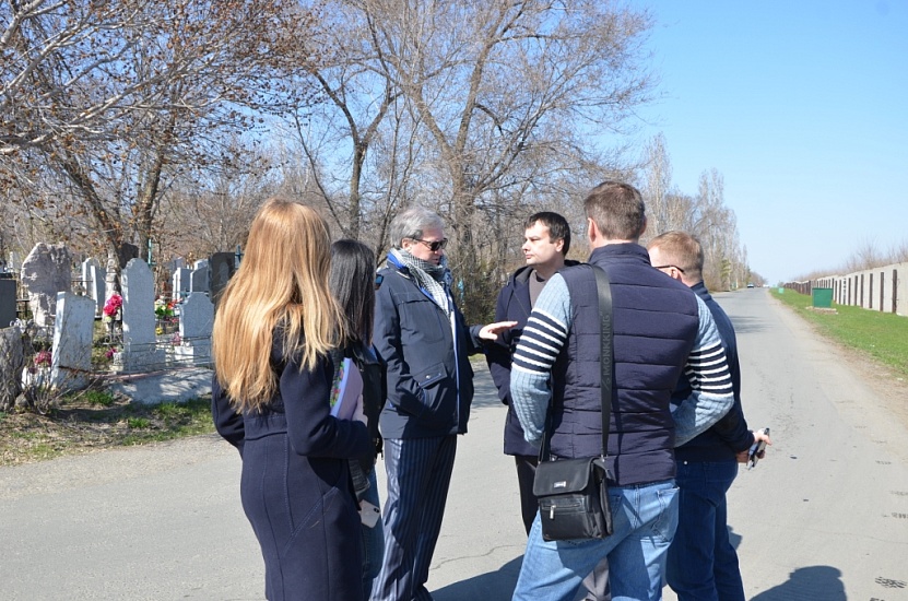 Представители Общественной палаты города 
проверили состояние территории Старого Елшанского кладбища