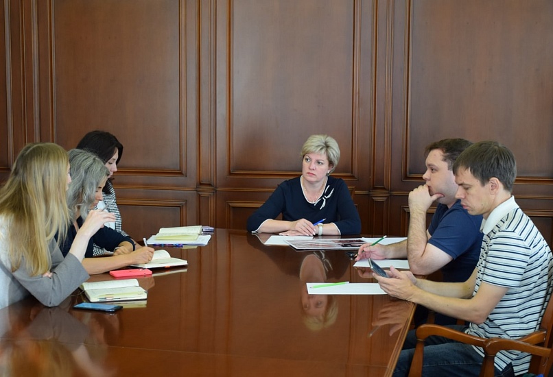 Лада Мокроусова о парковке у кинотеатра 
Саратов: «Я против того, чтобы перед кинотеатром располагалась стоянка. Данная территория является пешеходной зоной»