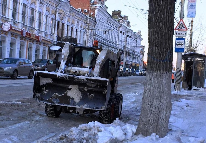 В Волжском районе продолжаются работы 
по очистке территории от снега и наледи