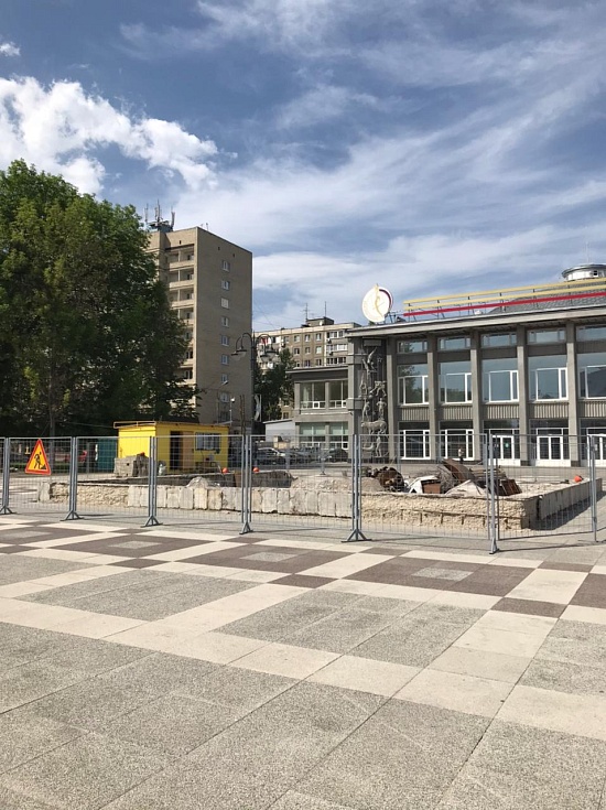В Саратове продолжаются работы по реконструкции 
фонтана «Одуванчик»