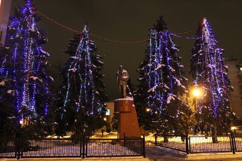 В Ленинском районе появились украшенные 
елки и иллюминация