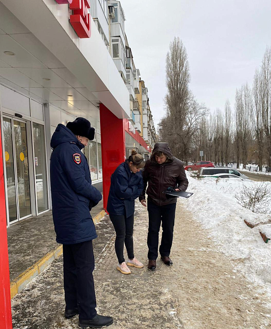 В зимний период особое внимание должно 
уделяться уборке прилегающей территории