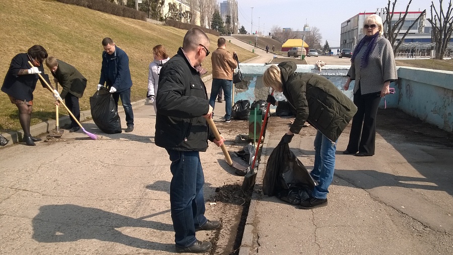 На Набережной Космонавтов состоялся массовый 
субботник