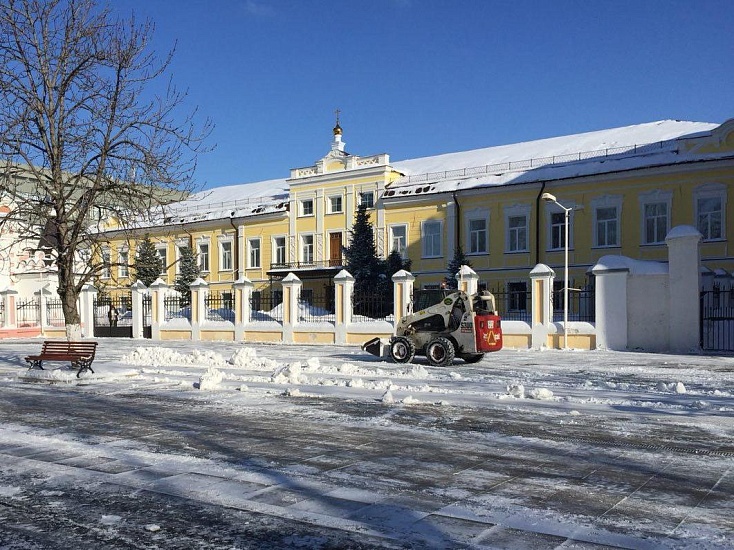 В Саратове очищают не только основные магистрали, 
но и тротуары