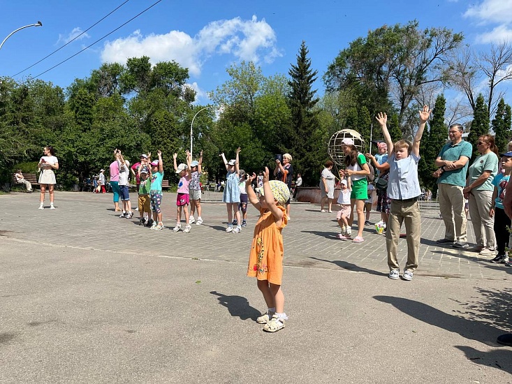 В Заводском районе прошла игровая программа 
для детей«Июль… макушка лета»