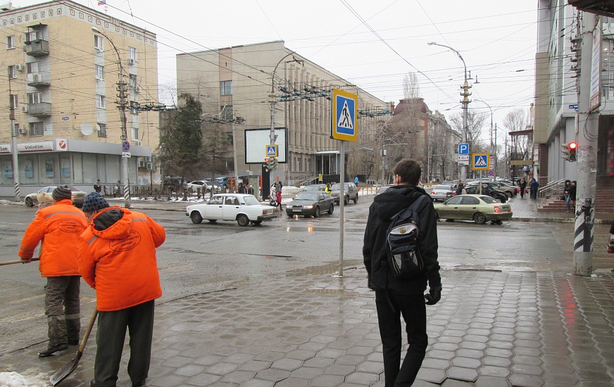 В Октябрьском районе продолжаются работы 
по благоустройству территории
