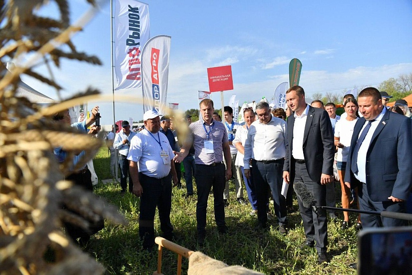 На Дне поля в Саратове представили беспилотные 
тракторы и дроны