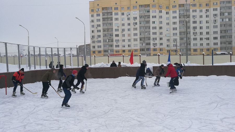 Последний день каникул в Ленинском районе 
посвятили зимнему спорту