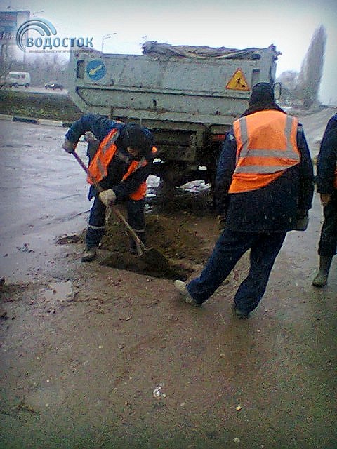 Специалисты МУП «Водосток» расчищают ливневые 
коммуникации