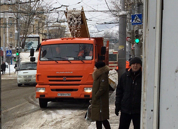 Сегодня Саратов будут очищать 16 звеньев 
спецтехники