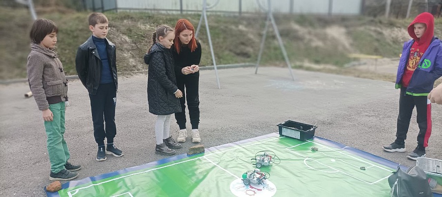 В Центре технического творчества детей 
и молодежи прошли соревнования по робототехнике «РОБОфутбол»