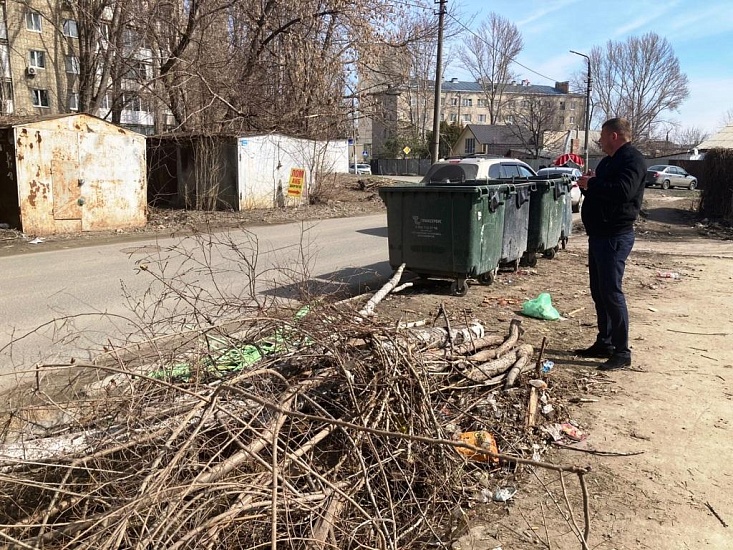 В Октябрьском районе проверили своевременность 
вывоза мусора