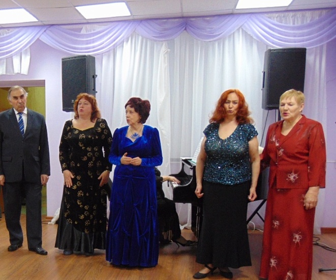 В Центральной городской библиотеке состоялся 
вечер «Золотая осень - праздничный венок»