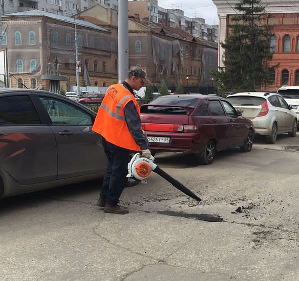 В Саратове продолжается ремонт асфальтового 
полотна