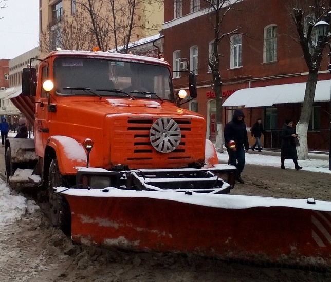 В центре Саратова проходят работы по уборке 
снега