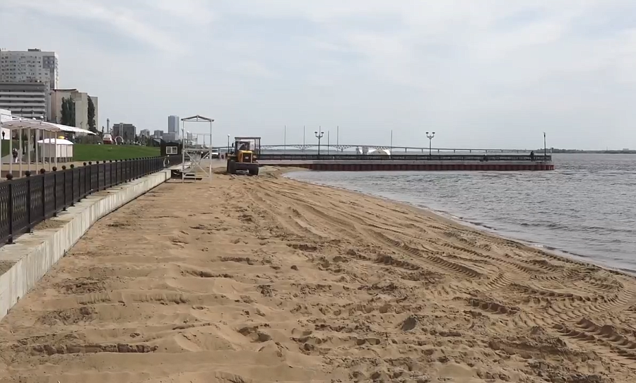 Продолжается подготовка пляжа на Новой 
Набережной к летнему периоду