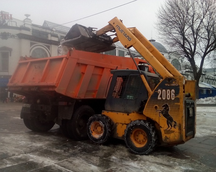 На площади Кирова работает 8 единиц спецтехники