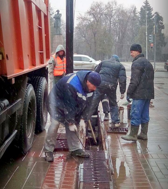 За прошедшие сутки аварийные бригады МУП 
«Водосток» в оперативном порядке выезжали по 14 адресам