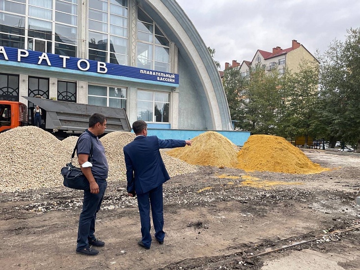Бассейн «Саратов» продолжают готовить 
к новому сезону