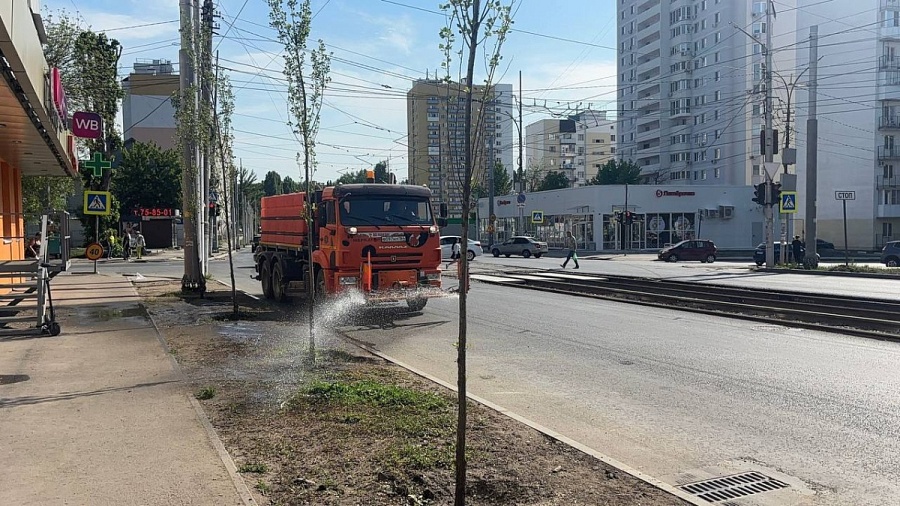 Специалисты коммунальных служб реализуют мероприятия по благоустройству территории, прилегающей к трамвайным маршрутам