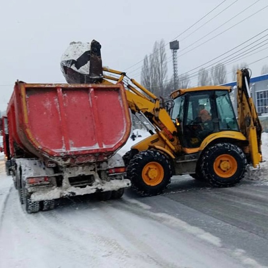 Сегодня в уборке снега задействованы почти 
5 тысяч рабочих и более 300 единиц техники