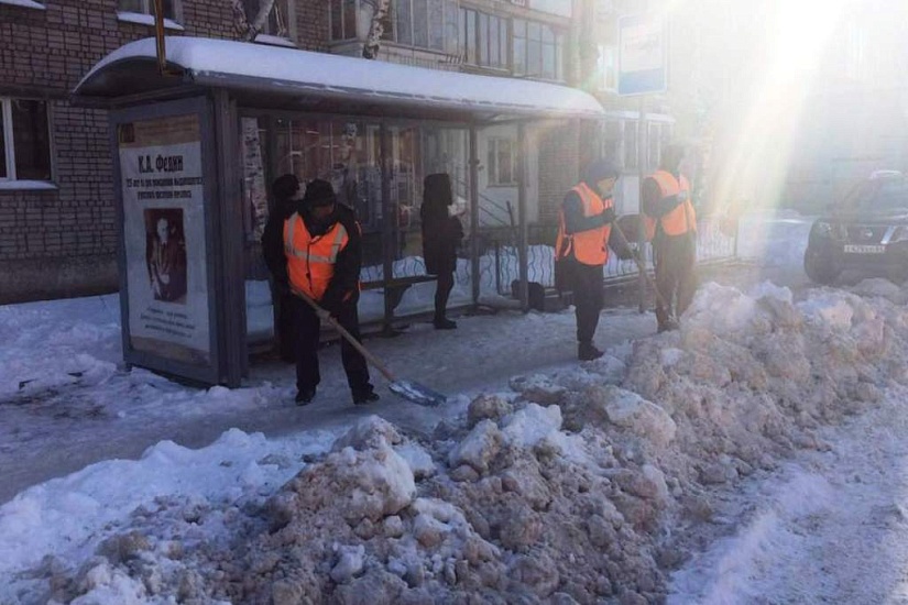 В Волжском районе продолжается работа 
по очистке от снега и льда тротуаров и пешеходных зон