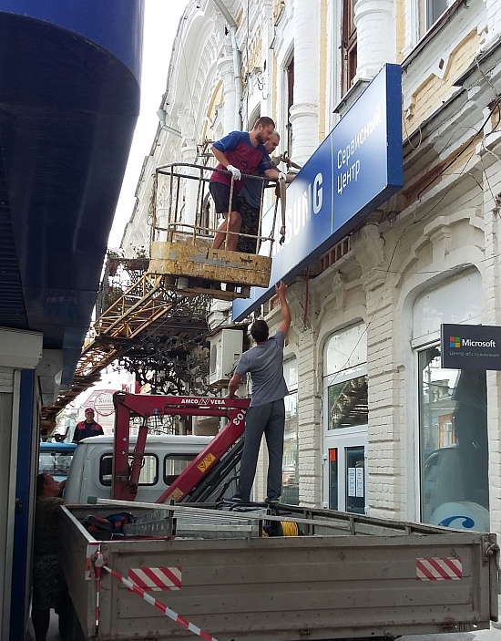 Со зданий по ул. Московской продолжают 
демонтировать незаконные рекламные конструкции