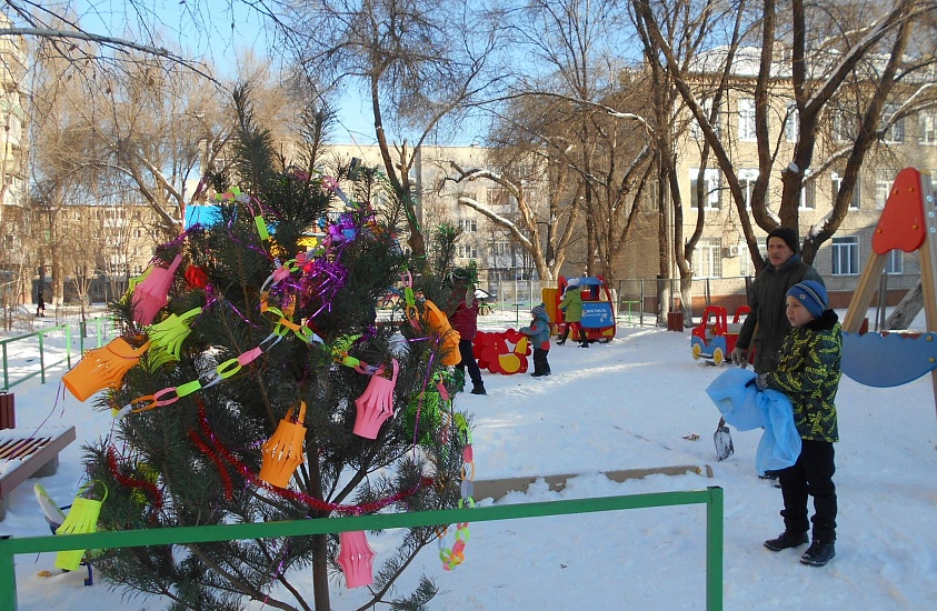 В Заводском районе в 30 дворах установили 
новогодние елки